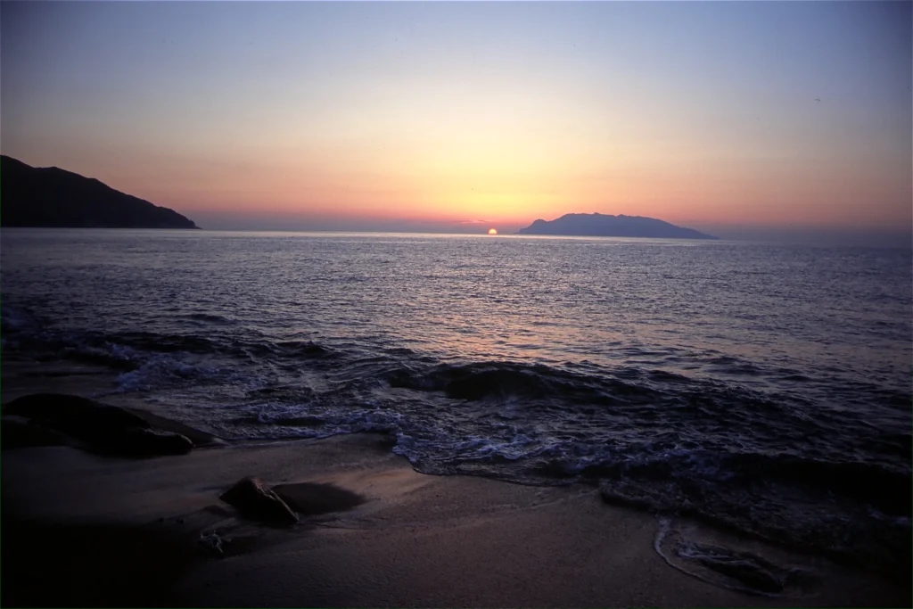 一般社団法人屋久島 永田いなか浜からの夕陽と口永良部島